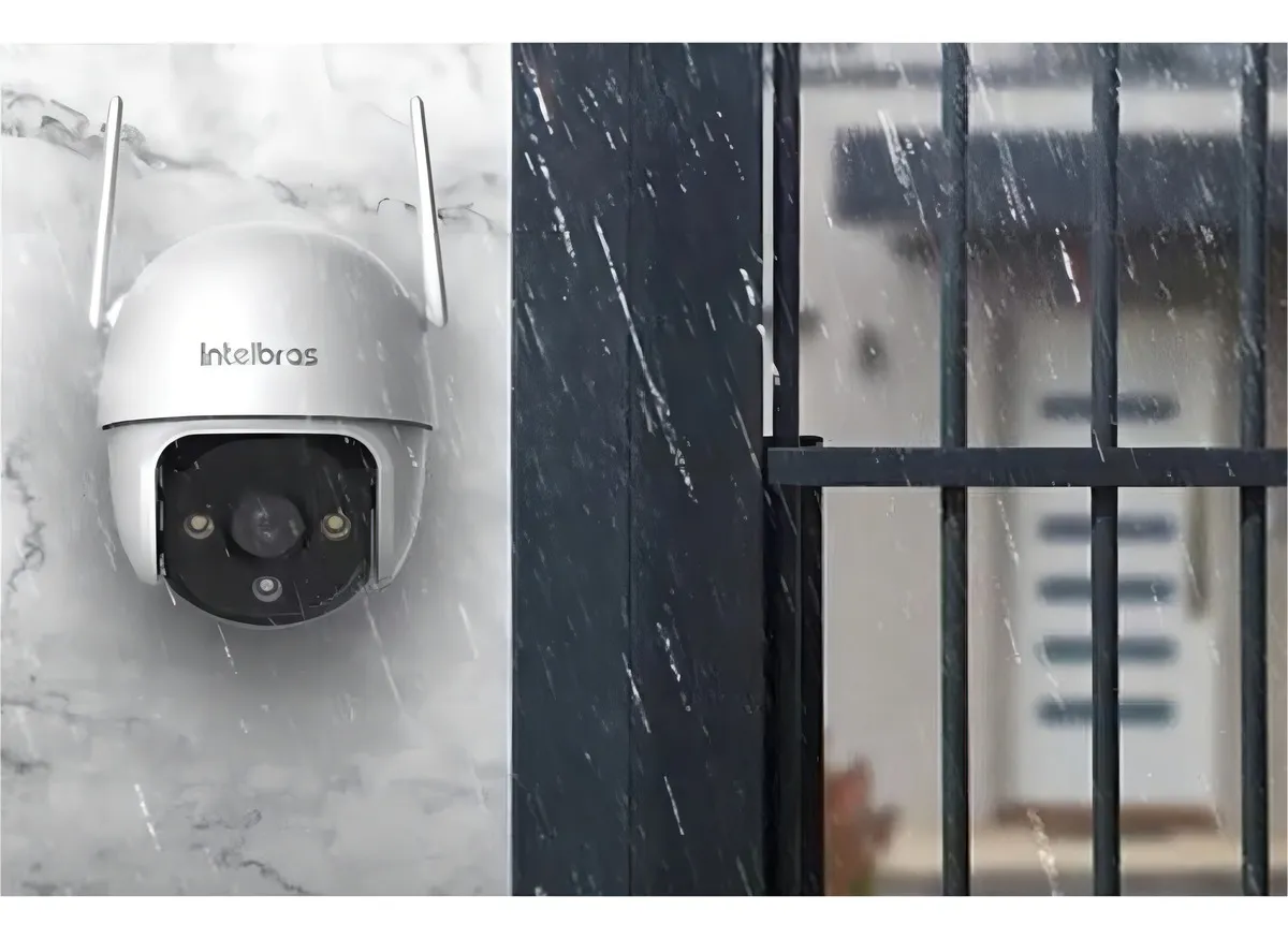 Câmera de segurança Intelbras IM7 instalada em área externa com proteção IP66.